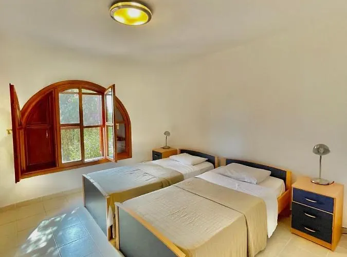 Romantic Pool Overlooking The Islands *